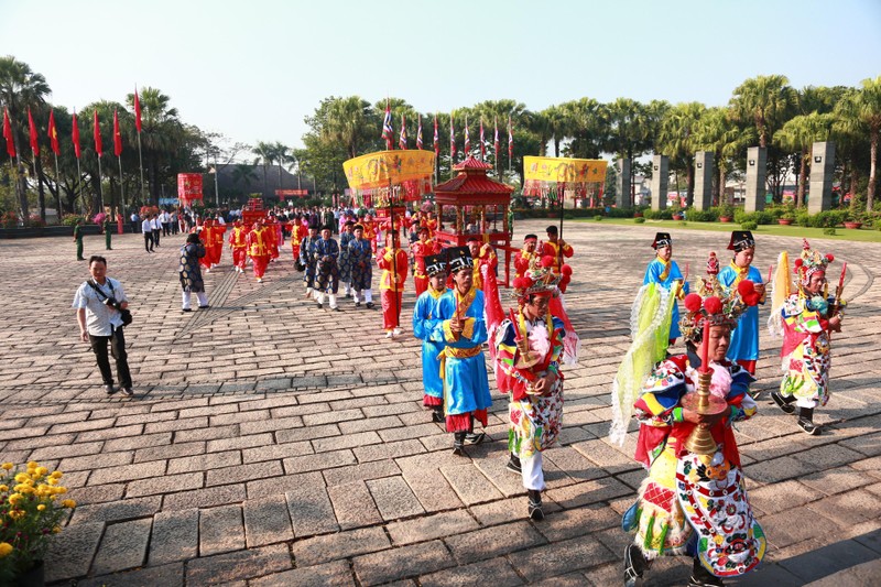 Lanh dao TP.HCM ruoc banh tet dang len Quoc to Hung Vuong dip Tet Canh Ty-Hinh-3