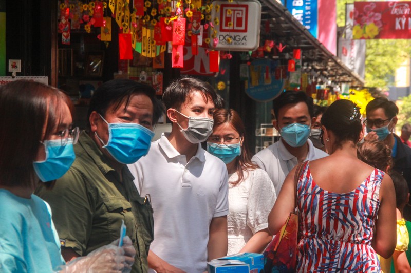 Virus Corona xam nhap Viet Nam: Khau trang tran ngap muon noi-Hinh-2