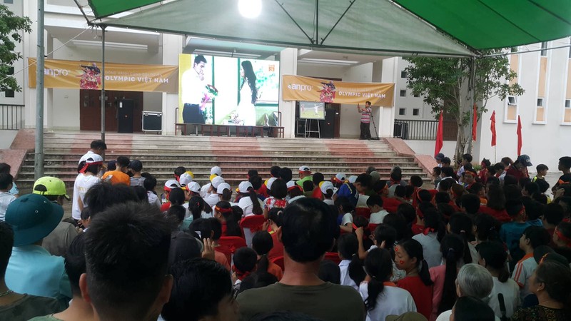 Bat chap troi mua, hang tram nguoi den nha Van Toan co vu Viet Nam