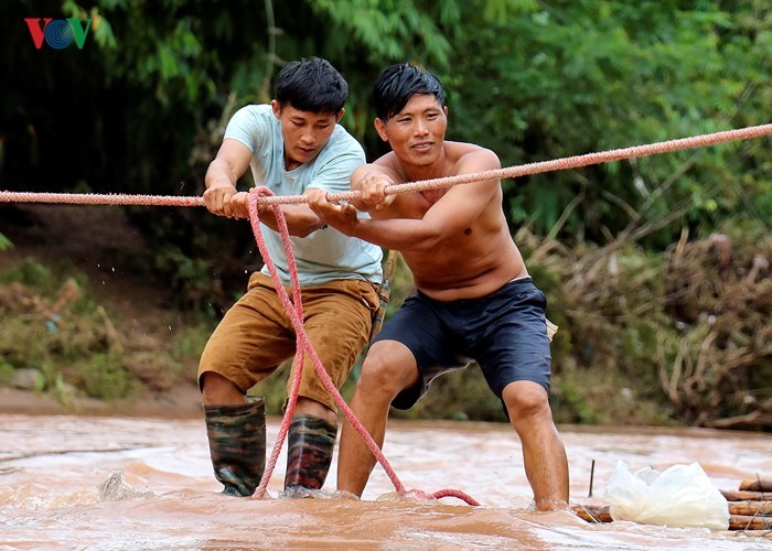 Van con canh hoc sinh chui tui nilon vuot suoi lu toi truong-Hinh-3