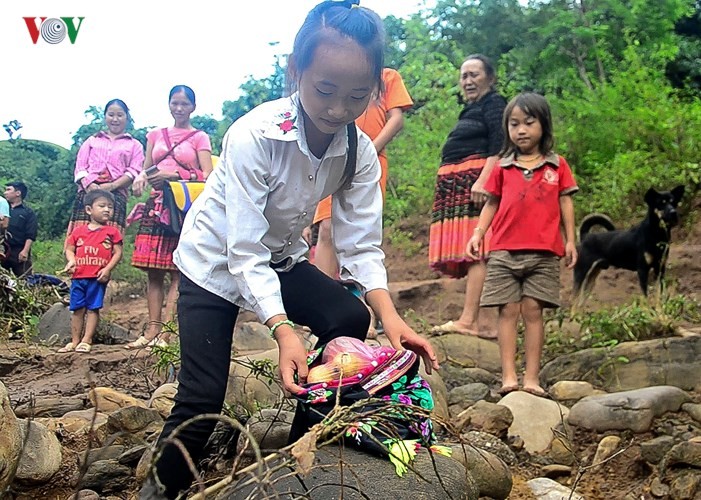 Van con canh hoc sinh chui tui nilon vuot suoi lu toi truong-Hinh-5