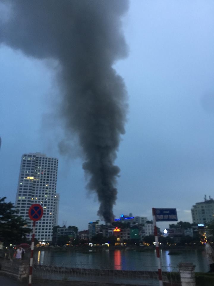 Ha Noi: Dang chay lon tai De La Thanh, lua lan nhanh-Hinh-2