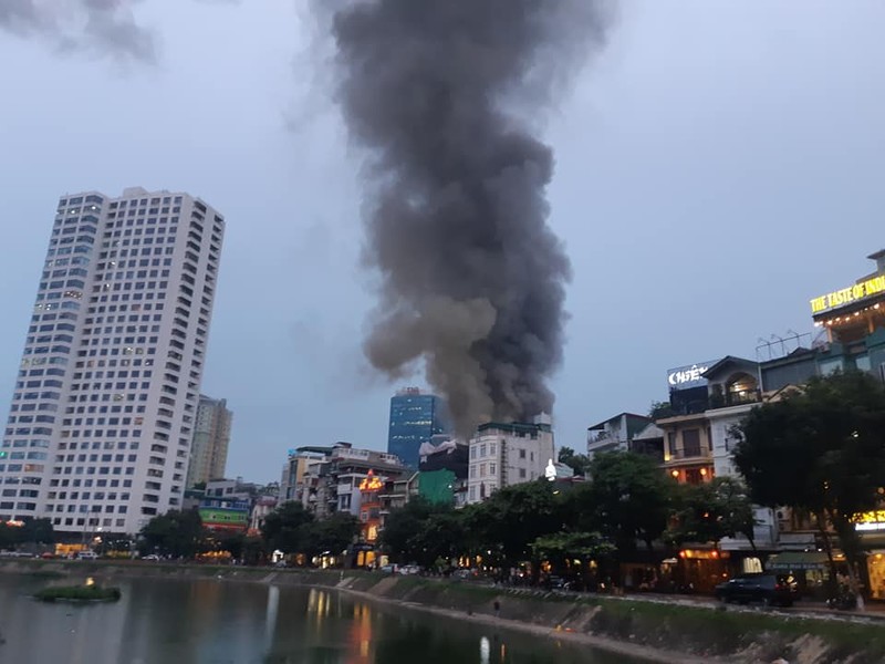 Video: Hien truong vu chay lon tren duong De La Thanh