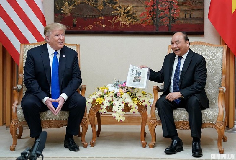 Tong thong Donald Trump noi gi voi Thu tuong Nguyen Xuan Phuc tai bua an trua?