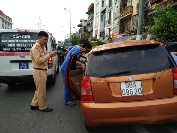 Nguyen nhan o to lao len via he 2 thanh nien nam bat dong trong xe-Hinh-2