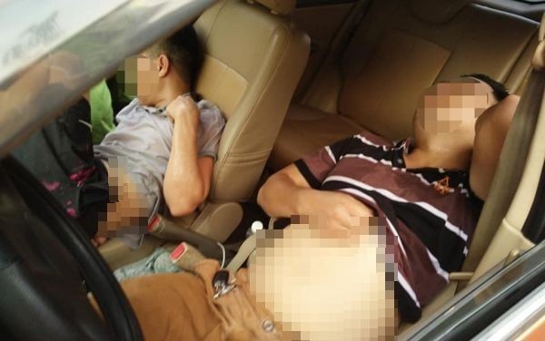 Nguyen nhan o to lao len via he 2 thanh nien nam bat dong trong xe