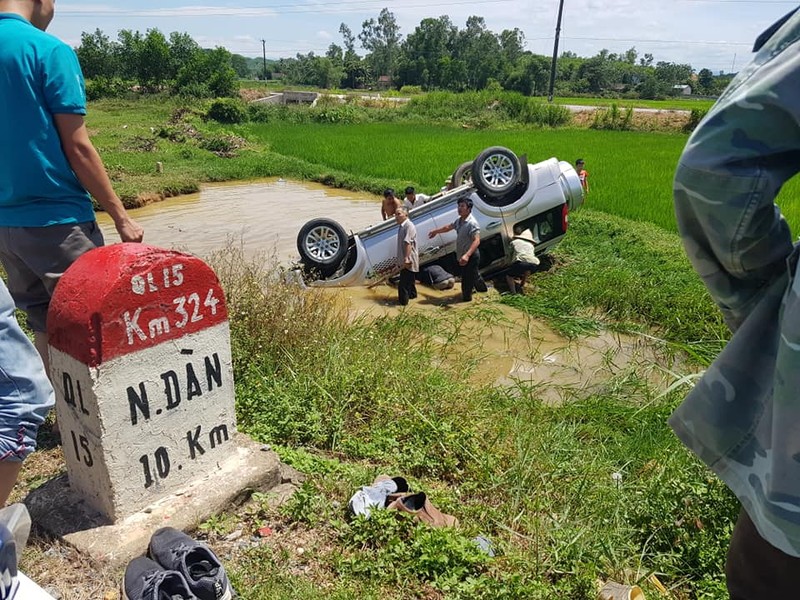 Nghe An: O to lao xuong cong nuoc, tai xe tu vong