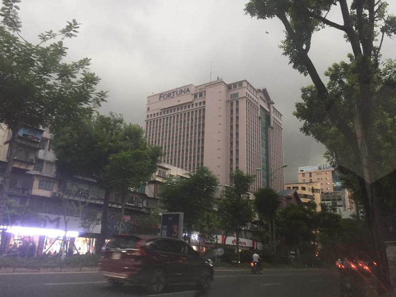 Bau troi Ha Noi bong toi sam, nguoi dan bat chap mua lon van do ra xem-Hinh-3