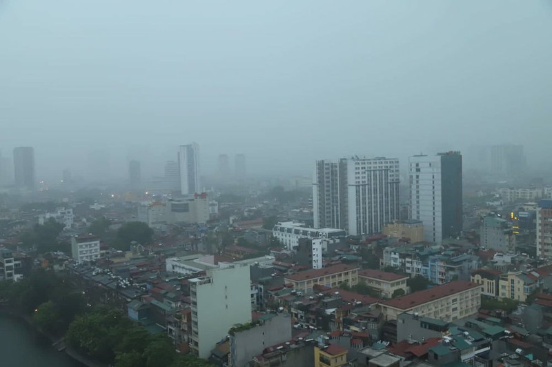 Bau troi Ha Noi bong toi sam, nguoi dan bat chap mua lon van do ra xem-Hinh-9