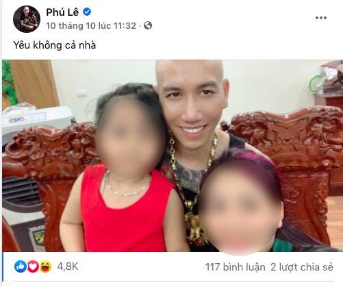 Facebook Phu Le dang hinh di choi, om vo… soc da “ra trai”?