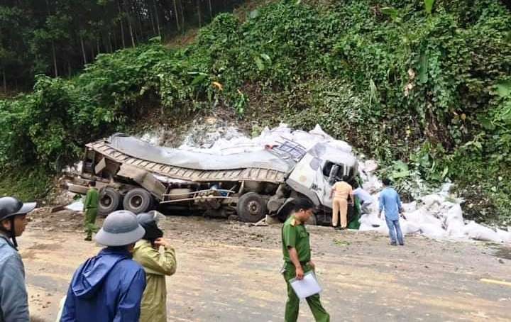 Xe tai bep dum, tai xe tu vong trong ca bin vi lao vao vach nui