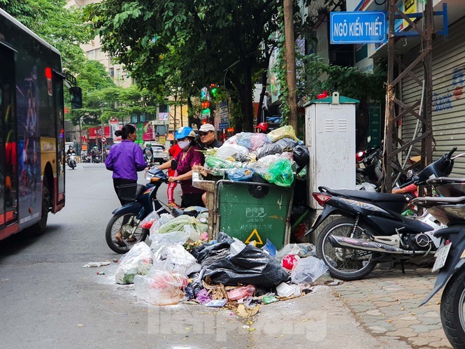 Rac lai ngap duong pho Ha Noi vi dan chan bai rac Nam Son-Hinh-2