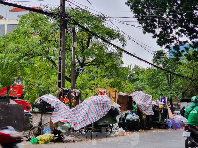 Rac lai ngap duong pho Ha Noi vi dan chan bai rac Nam Son-Hinh-9