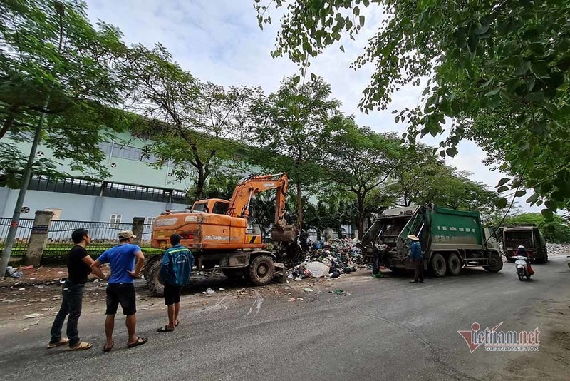 Rac van chat dong keo dai tram met giua noi thanh Ha Noi-Hinh-4