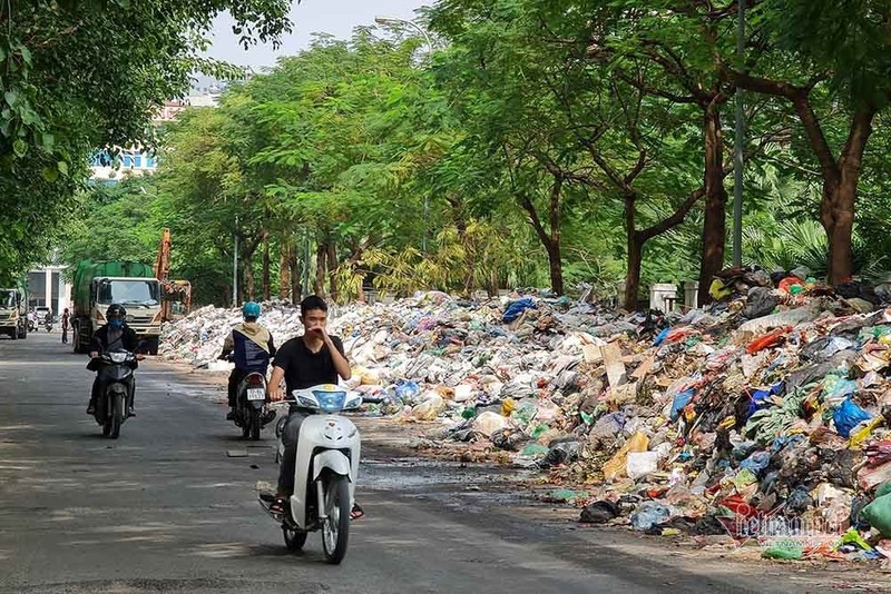 Rac van chat dong keo dai tram met giua noi thanh Ha Noi