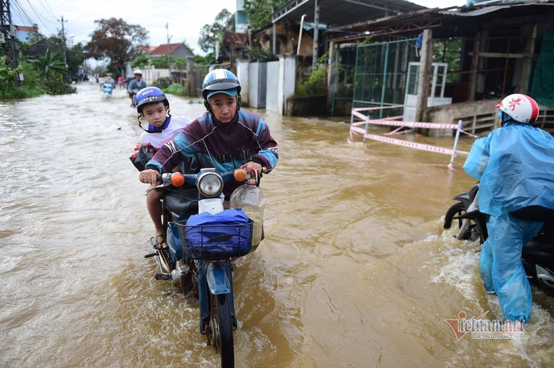 13 cong nhan mac ket giua song o Quang Ngai duoc giai cuu