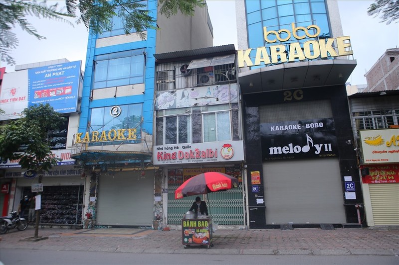 COVID-19: Ha Noi cam karaoke, vu truong, quan bar, game tu dem nay