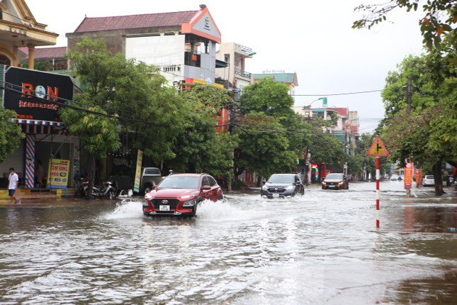 Sau 1 dem ngu day, duong pho Ha Tinh bong thanh 