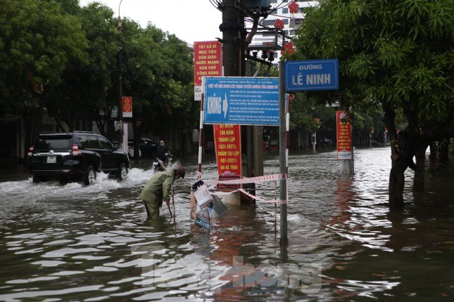 Sau 1 dem ngu day, duong pho Ha Tinh bong thanh 