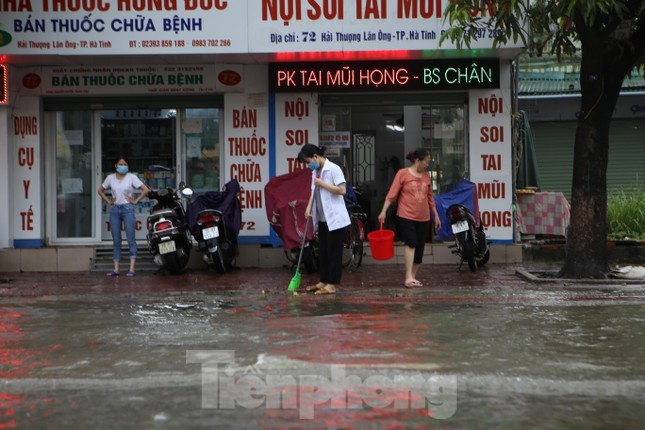 Sau 1 dem ngu day, duong pho Ha Tinh bong thanh 