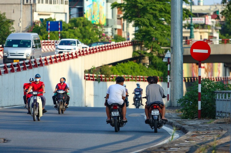 Hang loat nguoi di xe may nguoc chieu o nut giao Chuong Duong-Hinh-2