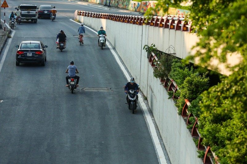 Hang loat nguoi di xe may nguoc chieu o nut giao Chuong Duong-Hinh-3