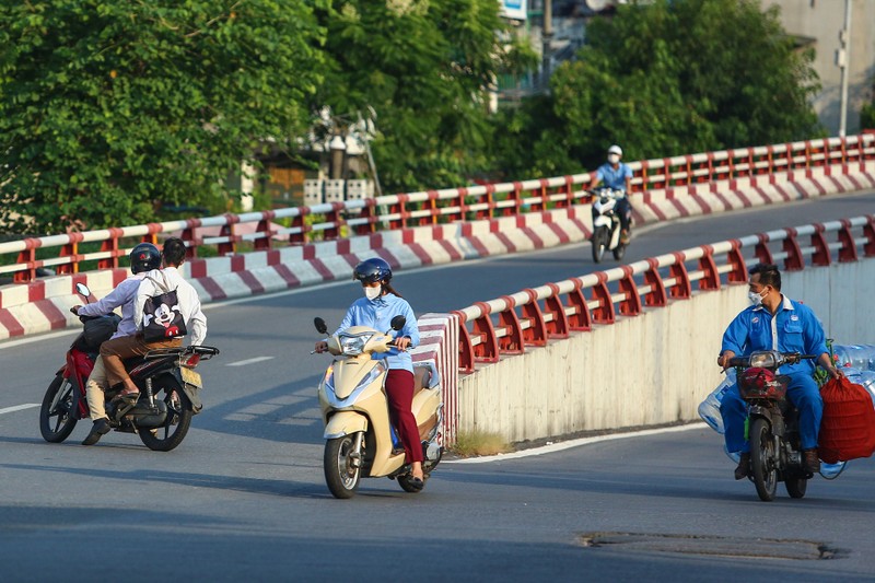 Hang loat nguoi di xe may nguoc chieu o nut giao Chuong Duong-Hinh-4