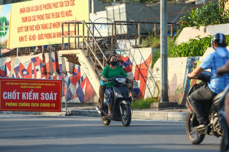 Hang loat nguoi di xe may nguoc chieu o nut giao Chuong Duong-Hinh-5