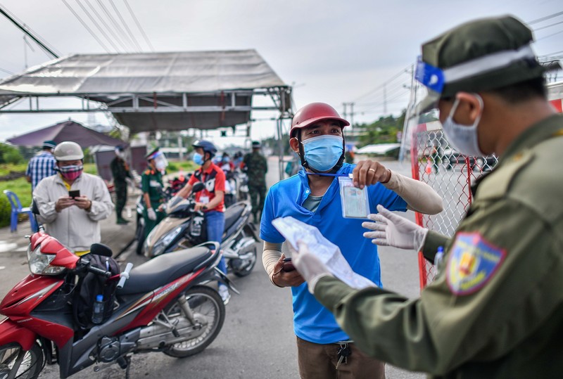 Ngay dau ap dung 'the thong hanh vaccine' TP Thu Dau Mot vang ve-Hinh-6