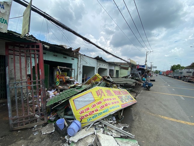 Container tong sap 6 ki-ot o TPHCM, nguoi dan chay hoang loan-Hinh-3