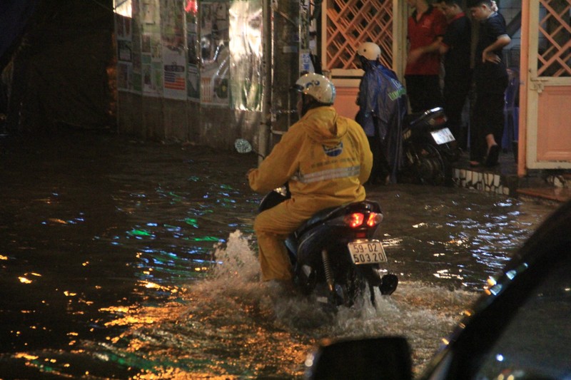 Mua trang troi, xe 'chet may' la liet, nguoi TPHCM bi bom loi nuoc ve nha-Hinh-9