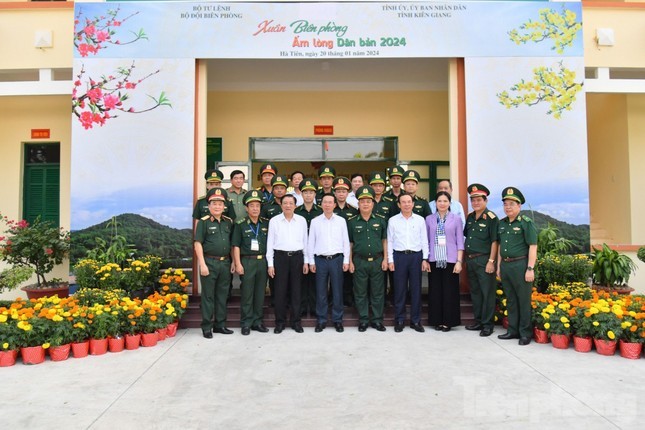 Chu tich nuoc Vo Van Thuong du chuong trinh 'Xuan Bien phong am long dan ban'-Hinh-5