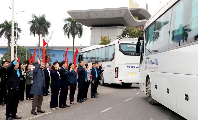 View - 	Những chuyến xe ấm tình Công đoàn đưa công nhân về quê đón Tết