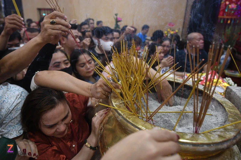 Xo day boc tro tai mieu Ba Thien Hau truoc ram thang Gieng-Hinh-10