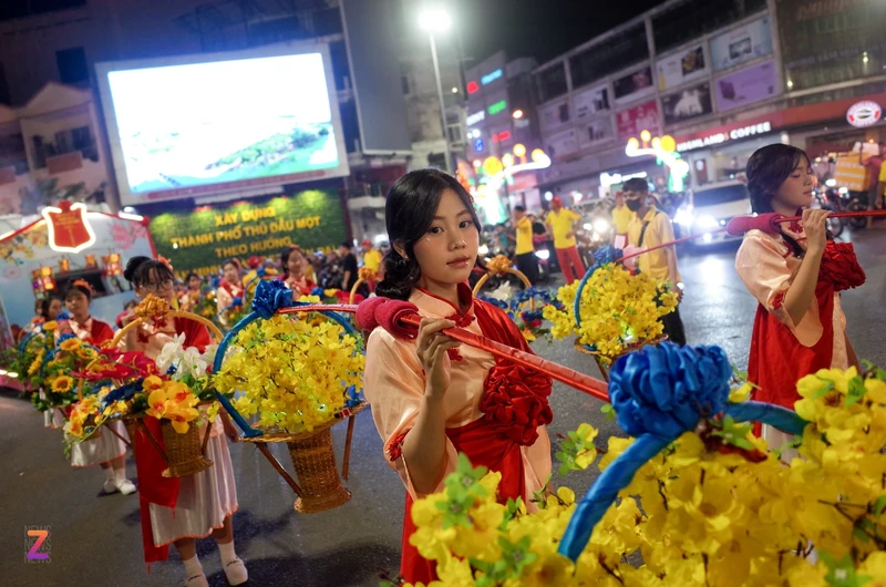 Xo day boc tro tai mieu Ba Thien Hau truoc ram thang Gieng-Hinh-11