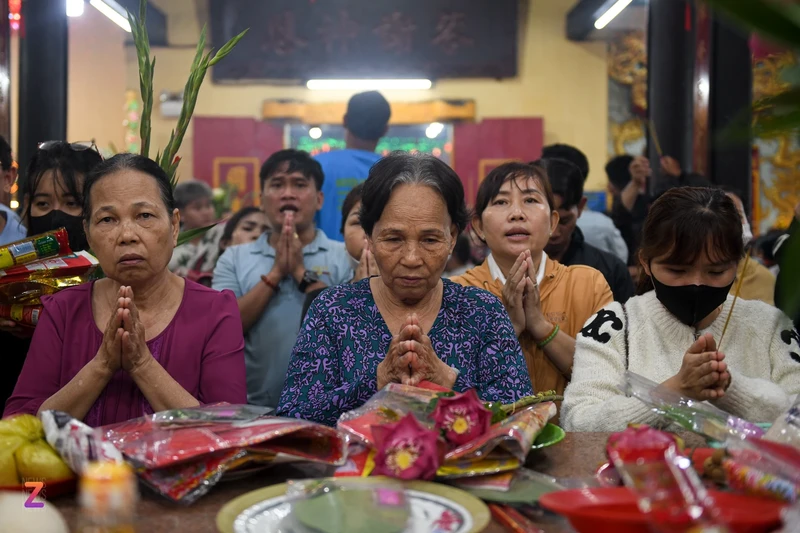 Xo day boc tro tai mieu Ba Thien Hau truoc ram thang Gieng-Hinh-6