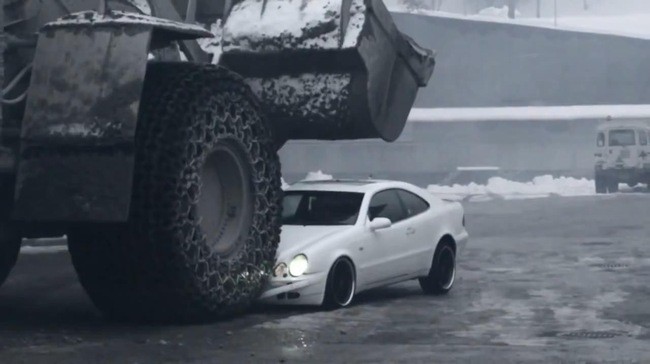 Xe khai mỏ khổng lồ 'nghiền nát' xế sang Mercedes-Benz