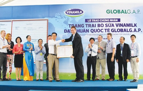 Ông Richard De Boer trao giấy chứng nhận cho trang trại của Vinamilk dưới sự chứng kiến của ngài Phó đại sứ Hà Lan tại VN, lãnh đạo Bộ Nông nghiệp - Phát triển nông thôn và lãnh đạo tỉnh Nghệ An - Ảnh: Hoa Quỳnh