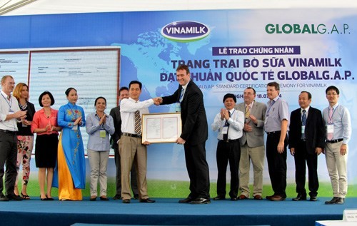 Ông Richard De Boer Giám Đốc Control Union Hà Lan, đại diện GlobalG.A.P. trao giấy chứng nhận cho trang trại của Vinamilk dưới sự chứng kiến của Ngài Phó đại sứ Hà Lan tại Việt Nam, lãnh đạo Bộ Nông nghiệp và Phát triển nông thôn và lãnh đạo Tỉnh Nghệ An