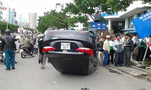 Tai nan hy huu, o to chong 4 banh len troi