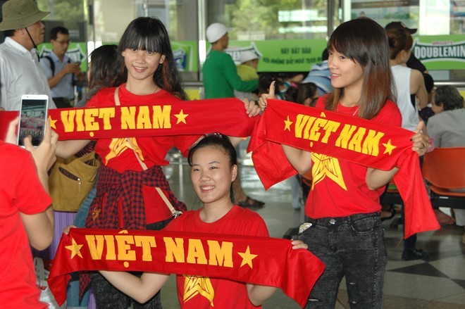 Bien nguoi don U23 VN tai san bay Tan Son Nhat-Hinh-2