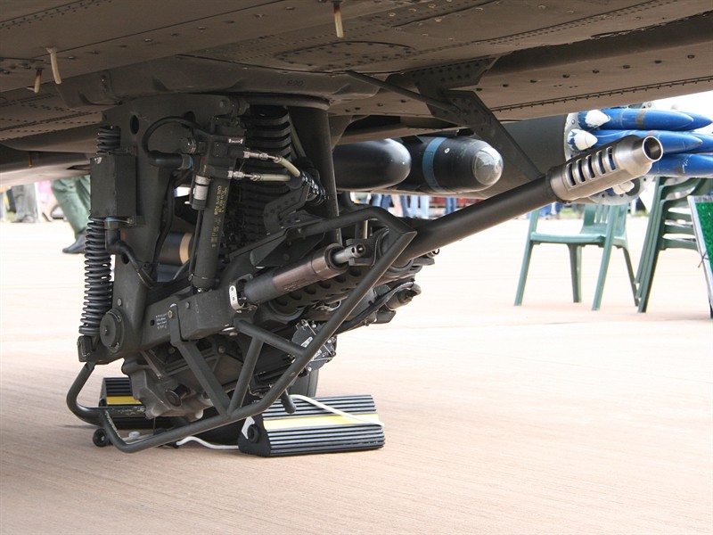 Uy luc khau phao sat thu tren truc thang AH-64 Apache-Hinh-3