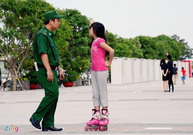 Anh truot patin tuan tra tren pho di bo Nguyen Hue-Hinh-9