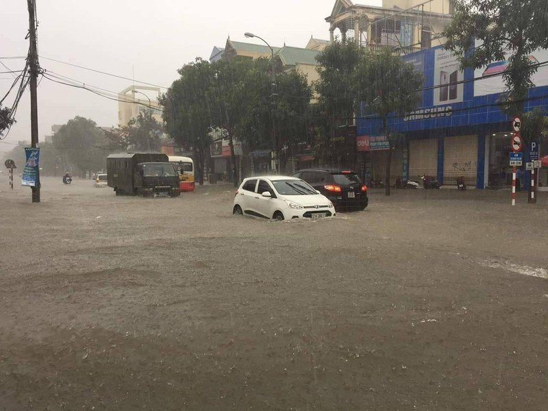 Nghe An ngap nang, nguoi dan, o to tien ty bi bom trong nuoc-Hinh-9