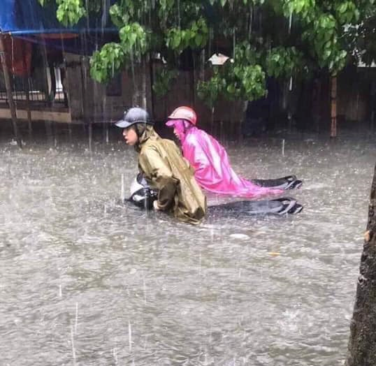 Nghe An ngap nang, nguoi dan, o to tien ty bi bom trong nuoc