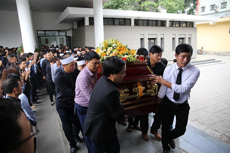 Xuc dong le tien dua Thu truong Bo GD&DT Le Hai An ve noi an nghi