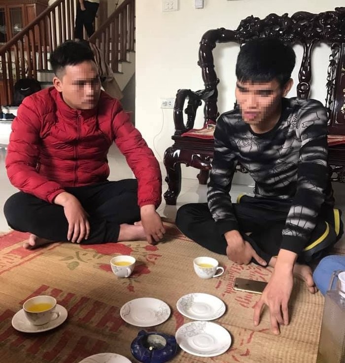 Dam dap vao mat doi thu khi da bong: Dinh chi cau thu bao luc-Hinh-2