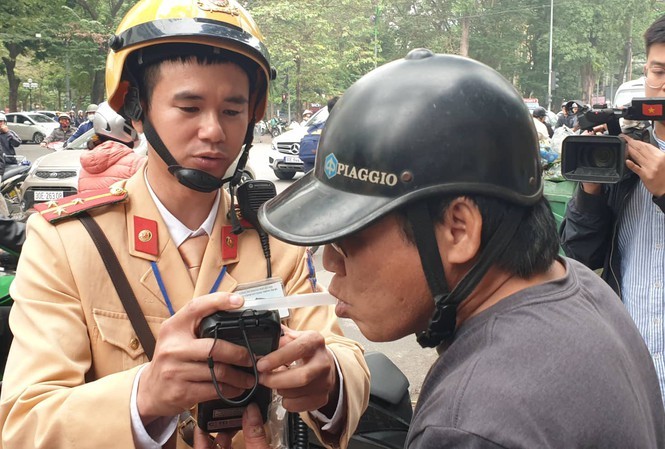 Ha Noi: Uong 2 chen ruou, tai xe xe may 