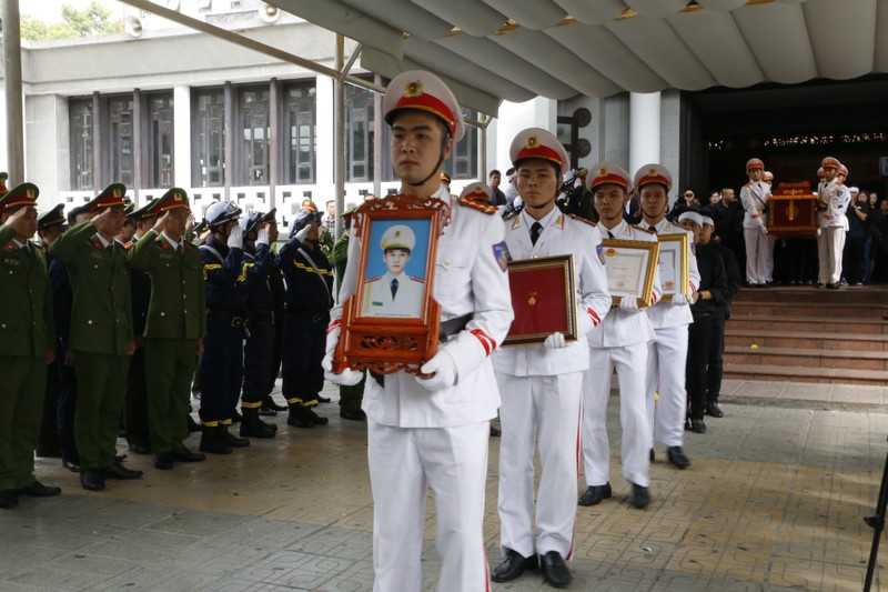 Nguoi than, dong doi khoc nghen tien dua 3 liet si hy sinh o Dong Tam-Hinh-5