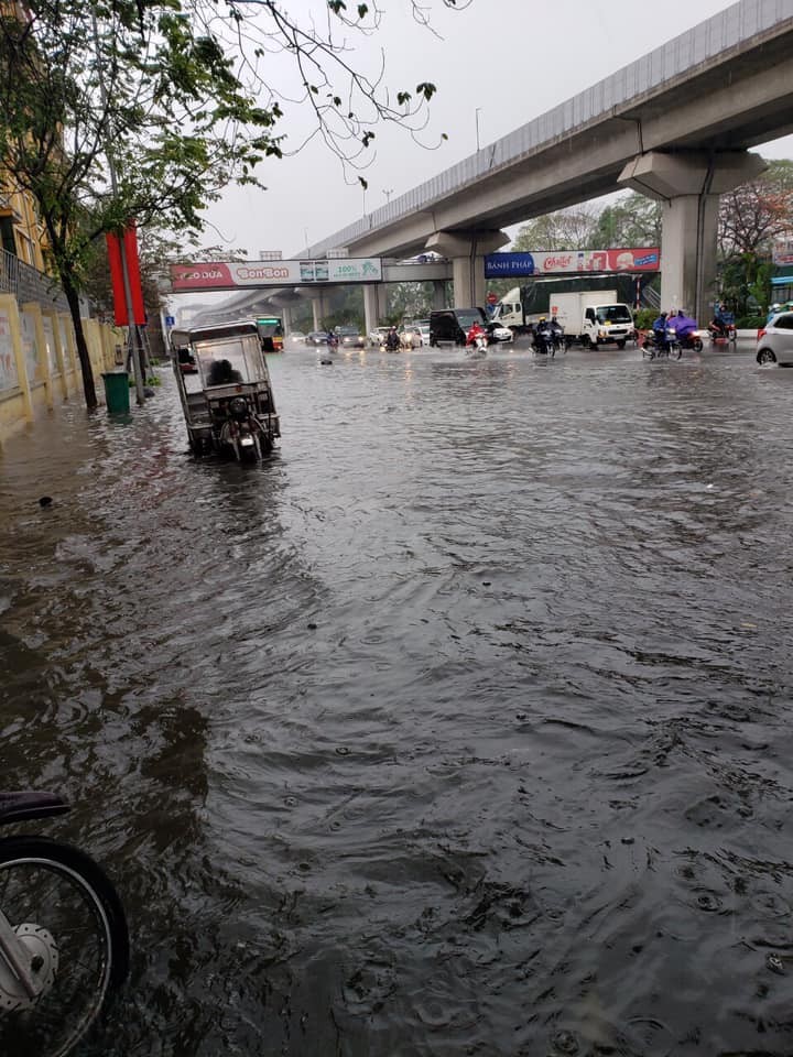 Sau tran mua toi troi, nhieu tuyen duong Ha Noi 